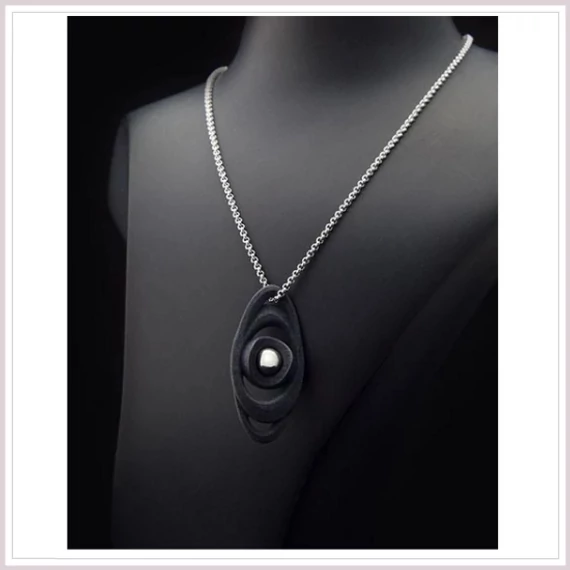 Lockstone ™ Saturn medál viaszos rozsdamentes acél láncon
